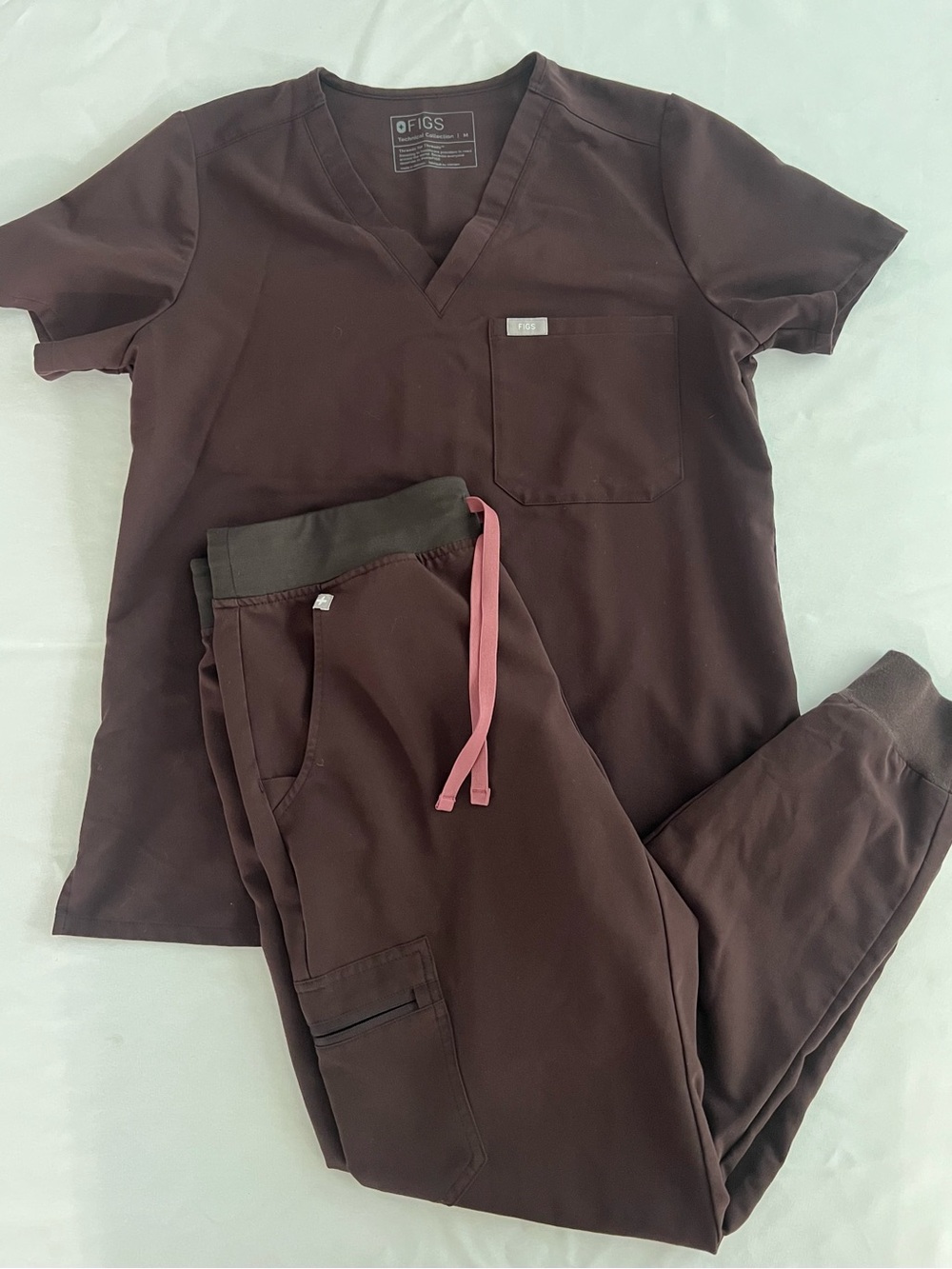 FIGS Women's V-Neck Scrub Top & Jogger Set in espresso